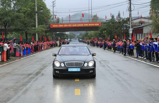 Trên đường đến Hà Nội, đoàn xe nhận được sự chào đón nhiệt liệt của học sinh, nhân dân các tỉnh Lạng Sơn, Bắc Giang và Bắc Ninh.