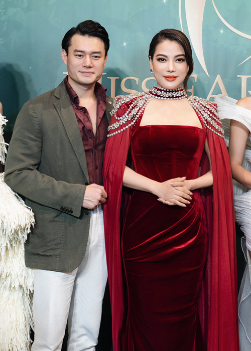 Tối ngày 19/7, Trương Ngọc Ánh - Anh Dũng sánh đôi trên thảm đỏ một sự kiện. Ảnh: Saostar.