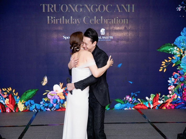 Cả hai công khai dành cho nhau những cái ôm nhẹ nhàng, ấm áp. Ảnh: VOV.