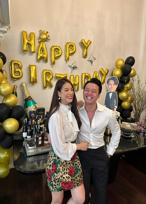 Trương Ngọc Ánh và tình trẻ chưa từng công khai hôn nhau. Tuy nhiên, cặp đôi này vẫn ngọt ngào đến phát ghen chỉ với những cái nắm tay, tựa vai, ôm. Ảnh: FBNV.