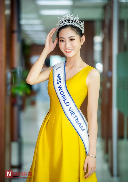 Khi giành vương miện Hoa hậu Thế giới Việt Nam 2019, Lương Thùy Linh cao 1m77 , có số đo ba vòng 89-64-92 cm. Sau cuộc thi, nhan sắc của cô ngày càng thăng hạng. Ảnh: Người Đưa Tin.