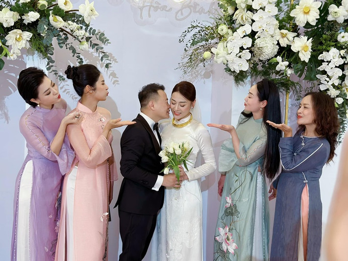 Các nghệ sĩ góp mặt trong lễ ăn hỏi của Phương Oanh gồm: Hoa hậu Ngọc Hân, diễn viên Thanh Hương, Quách Thu Phương, nghệ sĩ Tú Oanh. Ảnh: FB Ngọc Hân.