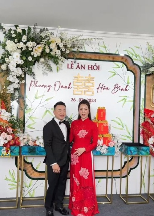 Không gian lễ ăn hỏi ngập tràn hoa tươi. Ảnh: Phụ Nữ Số.