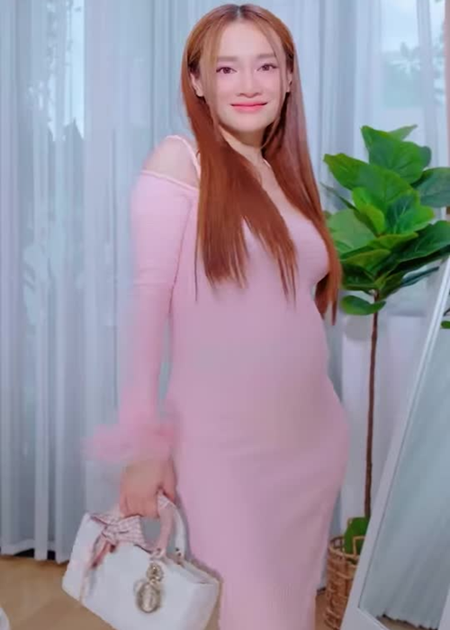 Nữ diễn viên phim Tuổi thanh xuân trẻ trung, gợi cảm dù đang bầu bí. Ảnh chụp màn hình.