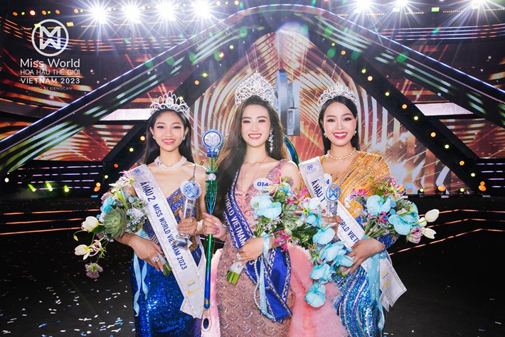 Ý Nhi được bạn trai chở đi mua sắm, lựa chọn trang phục, phụ kiện, đưa đón đi học thêm tiếng Anh, các lớp kỹ năng. Ảnh: Miss World Vietnam.