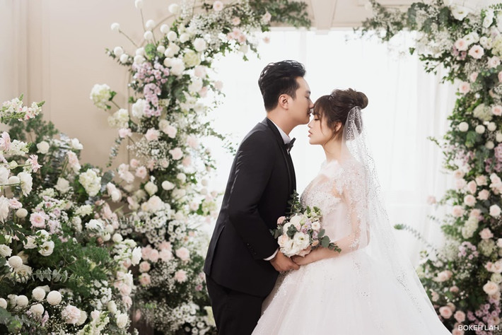Bà xã Anh Tuấn chia sẻ, thời gian đầu, cô và Anh Tuấn có nhiều bất đồng vì khoảng cách 11 tuổi. Tuy nhiên, nam diễn viên phim Phố trong làng luôn cố gắng vun đắp và cân bằng giữa tình cảm với công việc để cô không bị thiệt thòi.