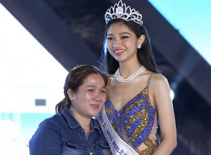 Bố mẹ Á hậu Minh Kiên đã ly hôn. Người đẹp từng chia sẻ, mẹ của cô làm giúp việc. “Tôi chưa bao giờ xấu hổ vì mẹ tôi đi làm giúp việc nhà. Tôi không chỉ giới thiệu mẹ làm giúp việc cho các thầy cô mà còn cho phụ huynh của bạn mình nữa”, Minh Kiên cho biết. Ảnh: Vietnamnet.