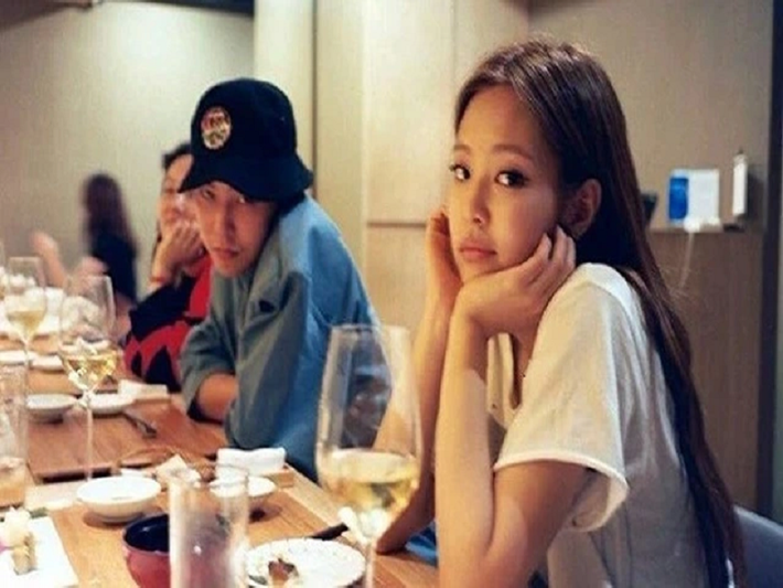 Tháng 2/2021, trang Dispatch đưa tin độc quyền G-Dragon - Jennie hẹn hò. Công ty chủ quản của cả hai phản hồi rằng họ không thể xác minh bất cứ điều gì liên quan đến tin đồn hẹn hò vì đây là chuyện riêng tư của nghệ sĩ. Ảnh: Dân Trí.