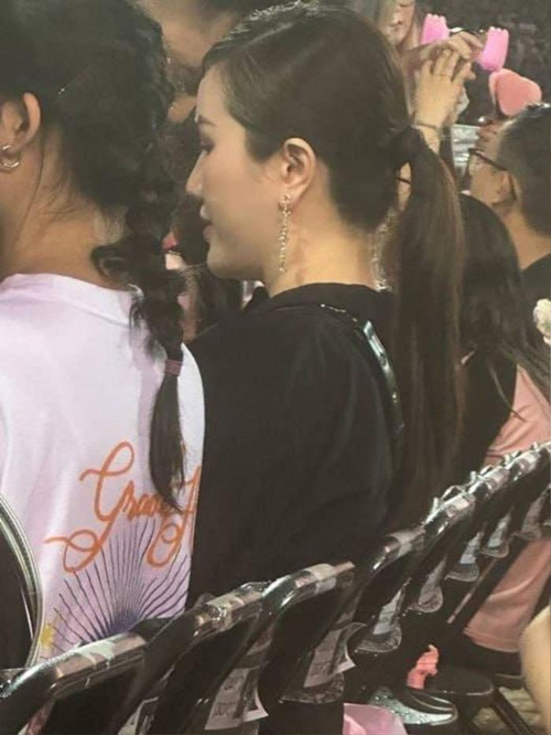 Tối ngày 29/7, Bảo Thy được bắt gặp xem concert BlackPink tại Hà Nội. Trước khi vào đêm nhạc, bà mẹ một con chia sẻ: "Tin được không? Phút thứ 89 cục cưng ok cho mẹ đi đu idol cái là mẹ vợt liền, không cần suy nghĩ, đắn đo". Ảnh: Saostar.