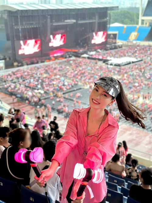 MC Linh Thuỷ của Thời sự 19h VTV cũng “đu idol”. Ảnh: Vietnamnet.