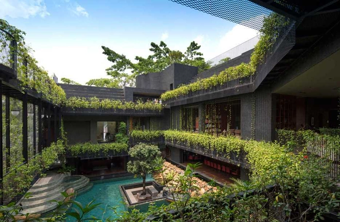 Các phòng được sắp xếp theo cấu trúc hình chữ U. Một bức tường cũ đã được giữ lại làm không gian ao và thác nước cao ba tầng.
