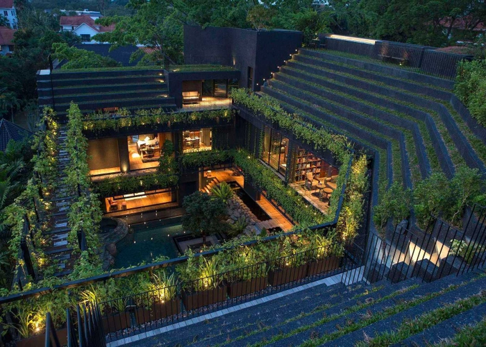 Mái nhà được tạo điểm nhấn bằng các ô giếng trời ấn tượng. Ngay bên dưới các ô giếng trời đó là những “khu vườn nhiệt đới” tuyệt đẹp.