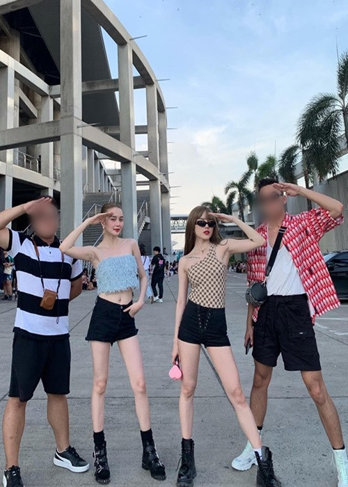 Thiều Bảo Trang từng sang Thái Lan để xem buổi biểu diễn của BlackPink cùng em gái Thiều Bảo Trâm. Cả hai nữ ca sĩ đều diện trang phục gợi cảm, năng động với quần short, áo hai dây hoặc áo lệch vai. Ảnh: Yan.