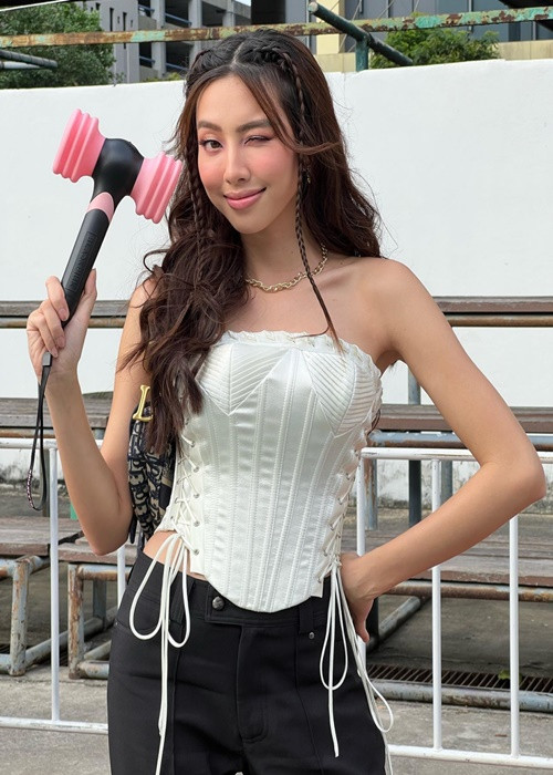 Thùy Tiên trông trẻ trung hơn khi tết tóc hai bên. Ảnh: FBNV.