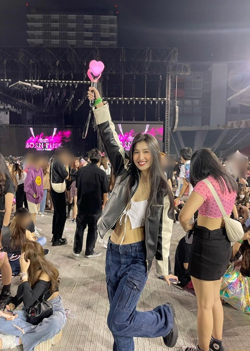 Nàng hậu kết hợp áo crop-top cùng quần jeans cạp trễ túi hộp. Ảnh: FBNV.