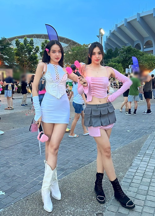 Thanh Thủy diện "cây" trắng gồm chân váy ngắn bó sát, áo crop-top, găng tay. Ảnh: FBNV.