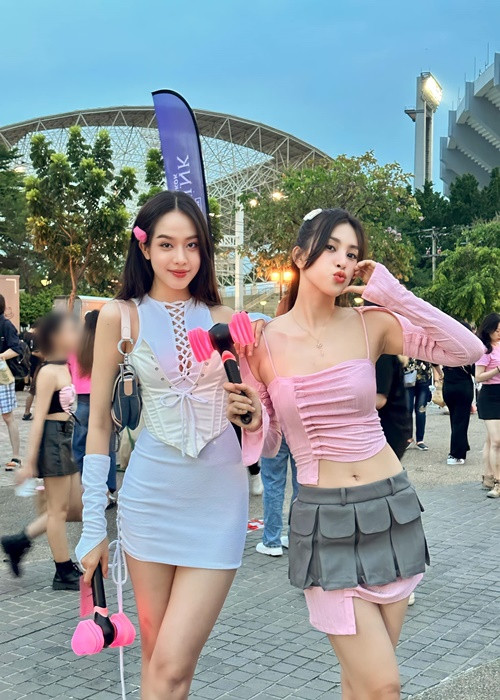 Tiểu Vy lại kết hợp áo hai dây với chân váy ngắn tông hồng. Ảnh: FBNV.