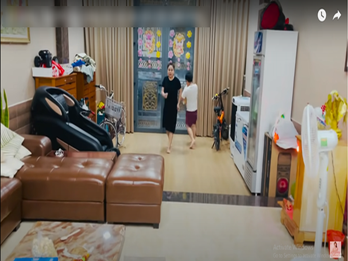 Ở Việt Nam, Lê Giang cùng các con sống trong ngôi nhà 3 tầng. Ảnh chụp màn hình.