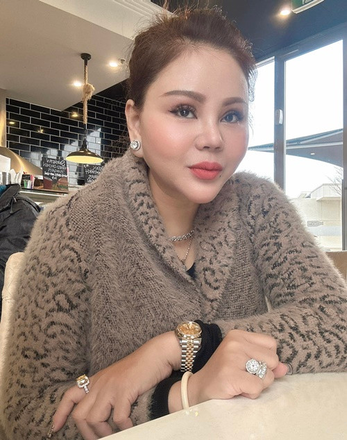 Lê Giang thường xuyên mặc đồ hiệu, đeo trang sức kim cương.