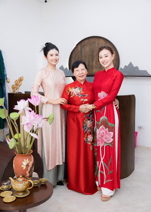 Về làm dâu, nữ diễn viên được gia đình chồng yêu thương. Trước đó, trên truyền thông, bà Hòa - mẹ chồng Phương Oanh cho biết, gia đình đón nhận Phương Oanh khi cô được Shark Bình đưa về nhà ra mắt. Bà khen con dâu là người đơn giản, chân thành. Trước khi kết hôn, Phương Oanh liên tục nấu ăn và gửi cho mẹ Shark Bình. Ảnh: Dân Việt.