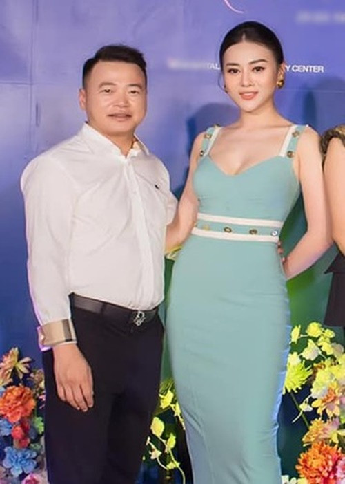 Năm 2022, những khoảnh khắc thân mật của Phương Oanh - Shark Bình vấp phải tranh cãi do nam doanh nhân chưa chính thức ly hôn. Ảnh: Người Lao Động.