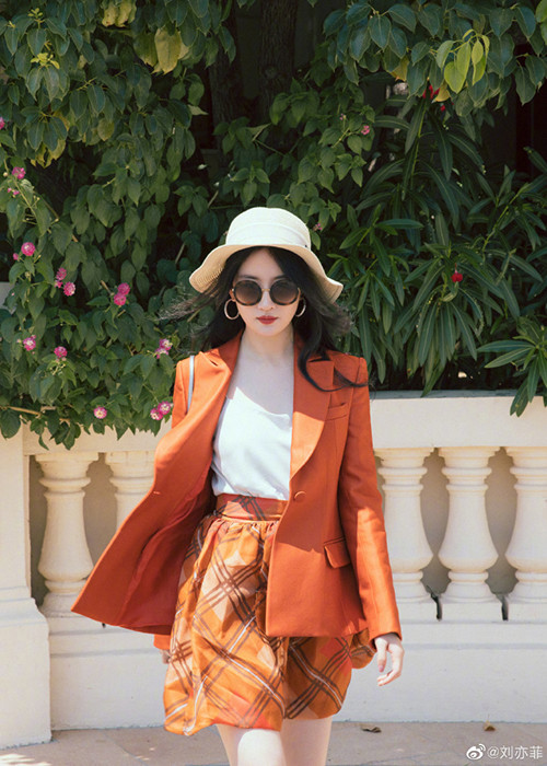 Giữa tin đồn có tình mới, Lưu Diệc Phi vẫn giữ im lặng. Tuy nhiên, trên trang cá nhân, cô mới khoe loạt ảnh của mình do người tình tin đồn chụp.