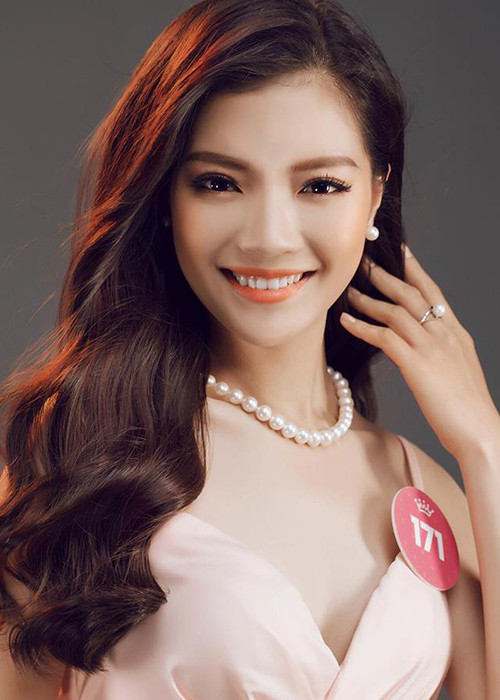 Chân dài sinh năm 1999 thi thoảng được xuất hiện trong các show diễn thời trang.