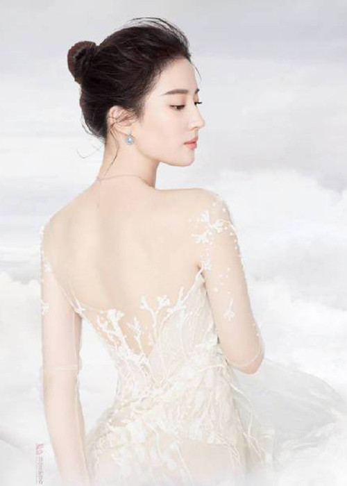Lưu Diệc Phi gắn liền với phong cách kín đáo, nhẹ nhàng. Tuy nhiên, cô cũng nhiều lần đổi sang phong cách quyến rũ.