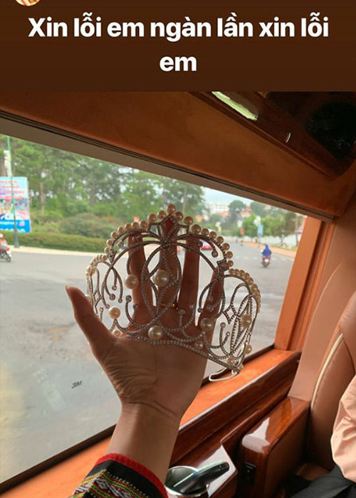 Mới đây, trên trang cá nhân, H'hen Niê chia sẻ hình ảnh chiếc vương miện Hoa hậu Hoàn vũ Việt Nam bị gãy.