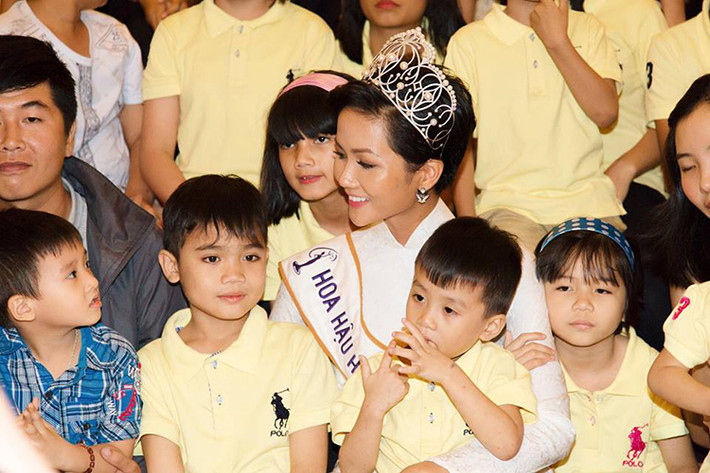 Phía đại diện của H'hen Niê chia sẻ trên Thời đại plus: "Chiếc vương miện mà H'hen Niê làm gãy là một thiết kế phiên bản. Tuy nhiên thiết kế phiên bản cũng có giá trị không nhỏ".
