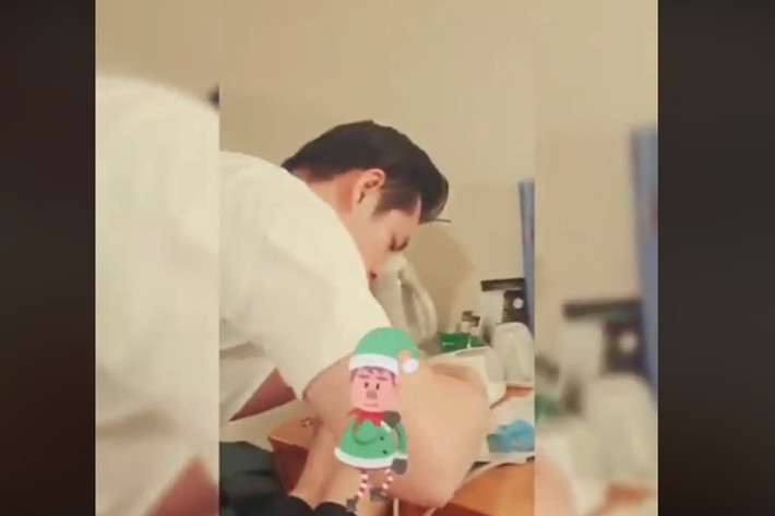 Hình ảnh Ông Cao Thắng tự tay băng bó vết thương ở bàn chân của Đông Nhi. Ảnh: Yan
