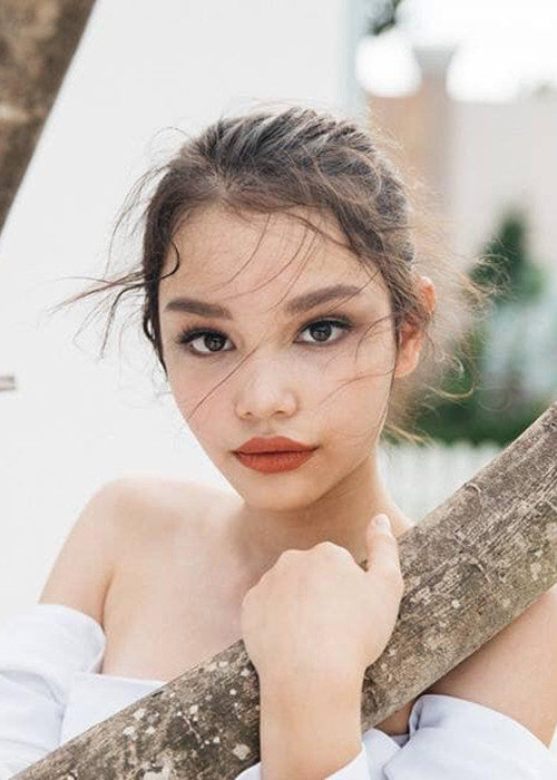 Học trò của Xuân Lan từng tham gia cuộc thi Little Miss & Little Mister United World 2018. Tại sân chơi này, Alex giành danh hiệu á hậu 1.