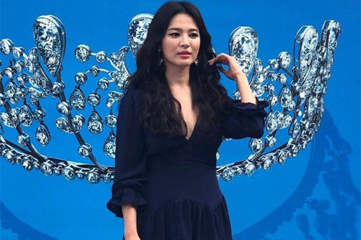 Tại sự kiện này, Song Hye Kyo diện bộ đầm khoét cổ sâu tối màu.