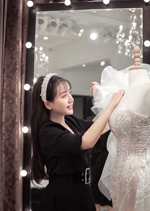 Show diễn của NTK Phạm Anh Thư hoàn tất khâu chuẩn bị tới 80%, dự kiến diễn ra tối 2/8. Tuy nhiên, chương trình bị hoãn vì dịch bệnh. Mời quý độc giả xem video "Hà Nội ra công điện khẩn ứng phó với COVID-19". Nguồn VTC16
