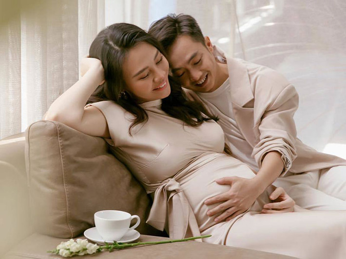 Con gái Cường Đô la - Đàm Thu Trang vừa chào đời. Cô nhóc là một trong số những nhóc tì ngậm thìa vàng của Vbiz.