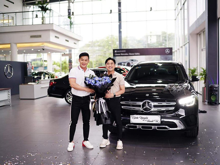 Don Nguyễn được người yêu đồng giới tặng xe nhân dịp 10 năm hẹn hò.