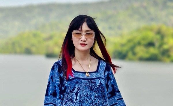 Hiền Mai từng chia sẻ: "Tôi quá đau đớn nên tỉnh dậy đầu tiên. Nghe tiếng tôi rên, mọi người mới tỉnh dậy, đập cửa xe và lôi tôi ra ngoài đưa đi cấp cứu.Từ Cần Giờ về Sài Gòn đi hết 4, 5 tiếng đồng hồ. Mỗi lần gặp ổ gà, xe dằn một cái là máu từ mắt và mũi tôi trào ra. Cả đoàn ai cũng sợ. Mọi người nghĩ tôi bị mù mắt vì lúc đó máu chảy quá nhiều. Riêng tôi thì biết mình không chỉ bị ở mặt mà còn bị gãy cột sống vì tôi quá đau. Lưng tôi đau khủng khiếp, không động đậy gì được".