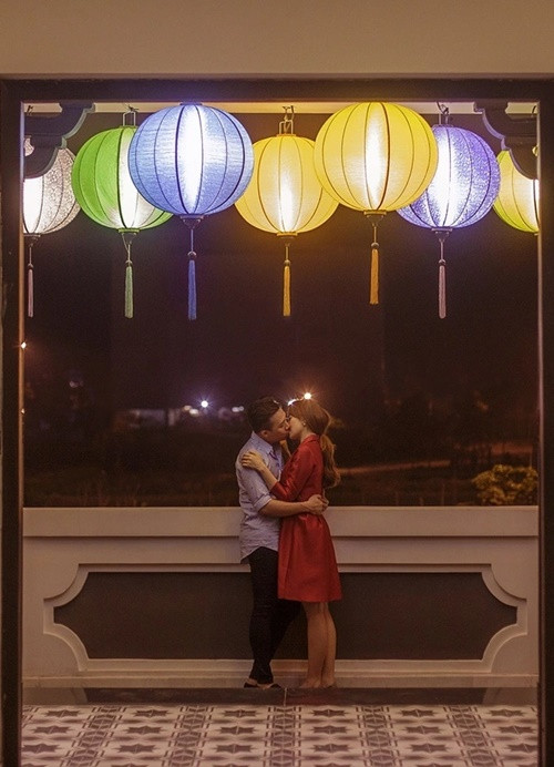 Vợ chồng Trấn Thành không ít lần khoe ảnh ôm hôn nhau. Ảnh: Dân Trí.