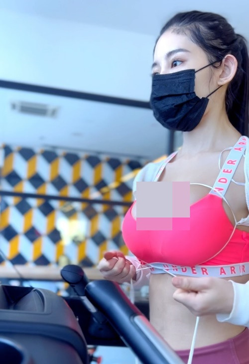 Krysstal thường xuyên mặc khoe vòng một mọi lúc mọi nơi.
