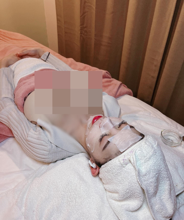 Krysstal chẳng ngại ngần mặc áo xẻ ngực sâu khi đi spa.