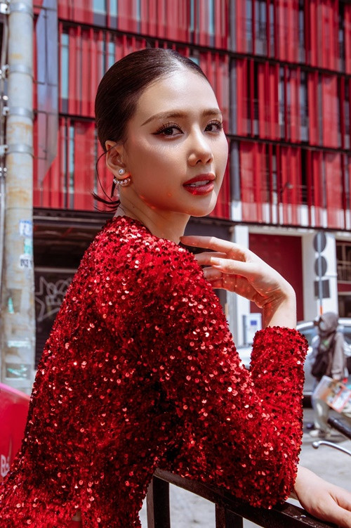 Về câu "thắng không kiêu, bại không chảnh", cô phân trần: "Trong khoảnh khắc tôi bị áp lực trên sân khấu nên có thể phát âm không rõ chữ. Khi bạn thất bại, bạn không nên chạnh lòng mà nên học hỏi, cố gắng phấn đấu để đứng dậy. Từ đó, tôi luyện bản thân mình trở thành một người hoàn hảo hơn với năng lực và ý chí”. Ảnh: FBNV.