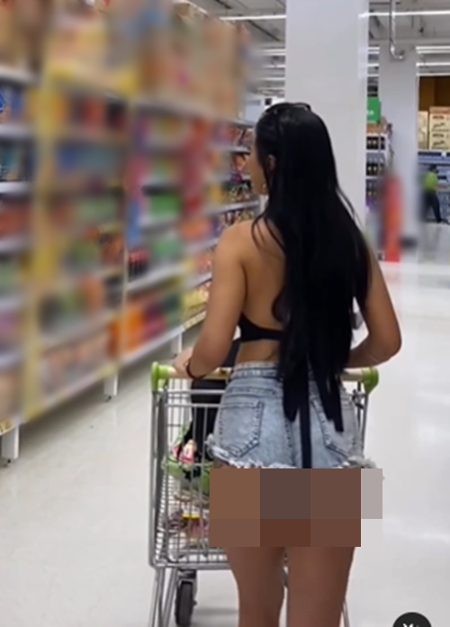 Đi siêu thị, hot girl người Hong Kong Wing Tung Suen mặc như không mặc.