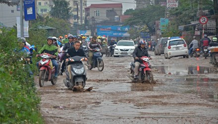 Con đường Nguyễn Cảnh Dị nối từ khu vực cầu Định Công đi xuống khu đô thị Đại Từ - Đại Kim dài chừng 1km nhưng lại xuống cấp nghiêm trọng, trên mặt đường xuất hiện la liệt ổ voi như những chiếc “ao nhỏ” mùa mưa thì chứa đầy nước bùn, mùa khô thì bụi bẩn.