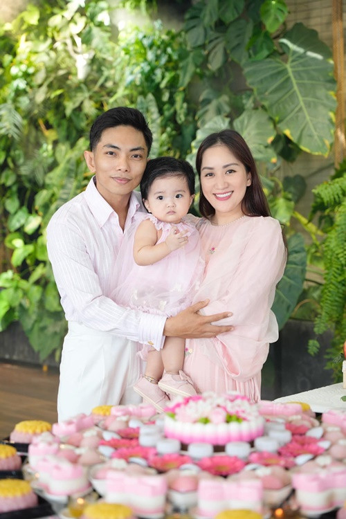 Khánh Thi - Phan Hiển tổ chức tiệc thôi nôi cho con gái út Lisa tại nhà riêng.