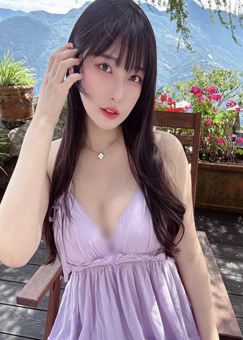 Hot girl Le Baby nổi tiếng nhờ gương mặt ngây thơ, thân hình quyến rũ khó cưỡng.