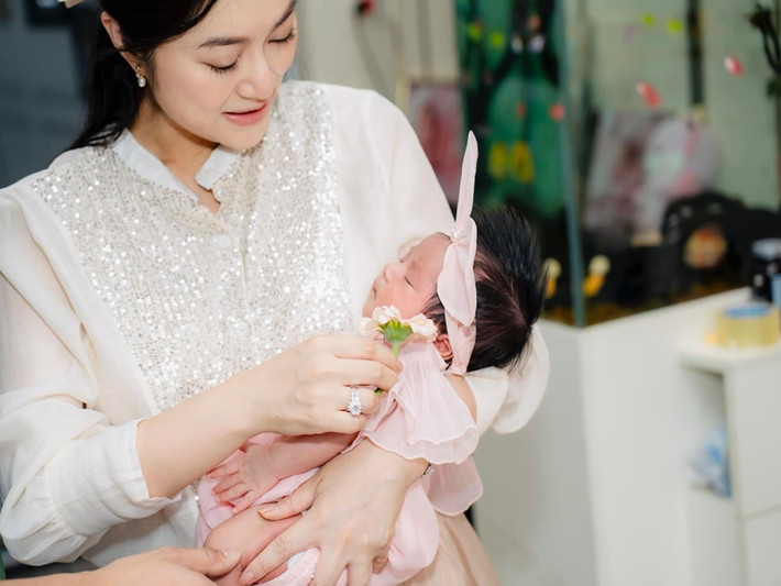 Cách đây không lâu, Thanh Trúc chia sẻ về chồng giấu mặt của mình. "Ông xã phải đi kiếm tiền nhiều hơn để lo cho hai mẹ con. Anh ấy rất thương con, ôm ấp và hôn con nhiều. Tôi là người chăm sóc, cho con bú và lo hết, nhưng ông xã chỉ bế 30 phút - 1 tiếng là bé bện hơi bố, ngủ ngon", nữ diễn viên trải lòng trong cuộc phỏng vấn với Phụ Nữ Pháp Luật.