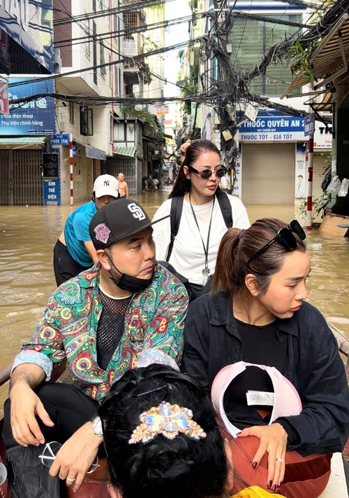 Cô đáp trả về việc đi thuyền: "Tôi chọn ngồi thuyền vì ngồi thuyền tôi không bị ướt. Tôi đảm bảo được sức khỏe để đi giúp bà con tiếp ạ. Ngày nào tôi cũng đi. Tôi phải giữ sức khỏe chứ. Thế hôm qua tội lội sâu sao chả ai nói gì nhỉ". Ảnh: FB Quế Vân.