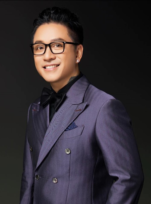Sau khi Duy Mạnh bày tỏ mong muốn Phan Anh cùng tham gia liveshow, Tuấn Hưng chia sẻ: “Âm nhạc chỉ khiến cuộc sống thêm màu sắc và tô điểm cho cảm xúc. Khi cùng nhau hướng về thiên tai bão lũ thì tất cả cùng nhau đồng lòng làm những việc dù là nhỏ nhất để góp phần làm được những việc có ý nghĩa. Rất vui mừng vì sự kết hợp lần này. Đã nhận được hợp đồng và chỉ chờ ban tổ chức chuyển khoản là tiến hành tổ chức”. Ảnh: FB Tuấn Hưng.