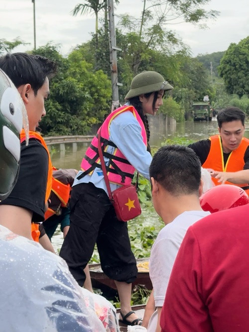 Nữ người mẫu cùng đoàn gần như thức trắng chia từng phần quà đầy đủ để giúp cán bộ các uỷ ban giảm tải công việc. Ảnh: FB Diệp Lâm Anh.