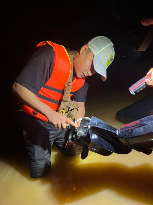 Hồng Đăng xử lý một sự cố trong lúc đi từ thiện. Ảnh: FB Hồng Đăng.
